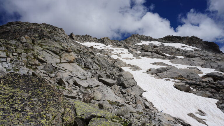 Nach dem Abzweig geht es über den unteren Teil des Sporns auf die Südwestflanke, hier noch schneebedeckt.