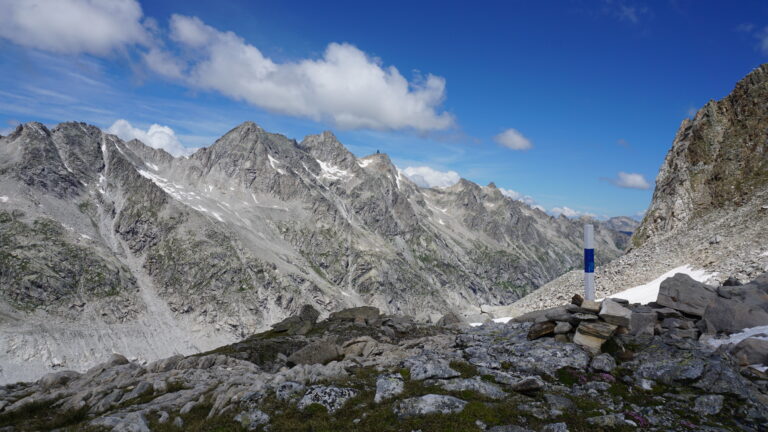 Blau-weiße Markierungsstange am Fuße des Südwestsporns
