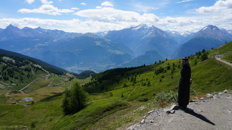 Skulpturen säumen den Weg zum Rifugio Mont Fallère.