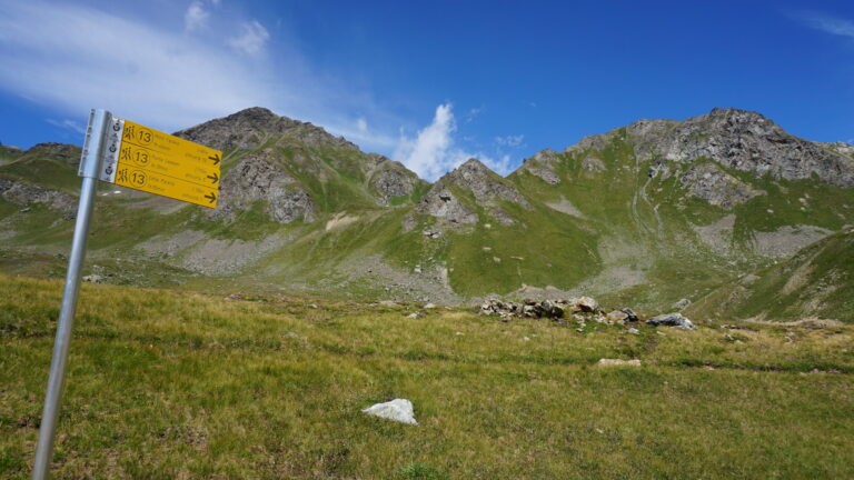 Der Wegweiser beim Rifugio Mont Fallère kündigt noch 1.40 h zum Gipfel an.