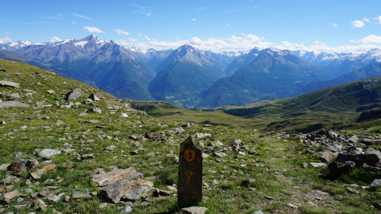 Über den Weg Nr. 9 geht es abwärts.