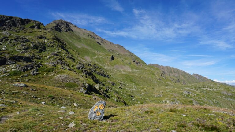 An der nächsten Kreuzung folgt man Weg Nr. 14.