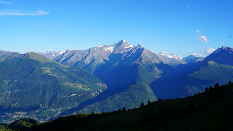 Blick auf die Grivola von der Hüttenterrasse
