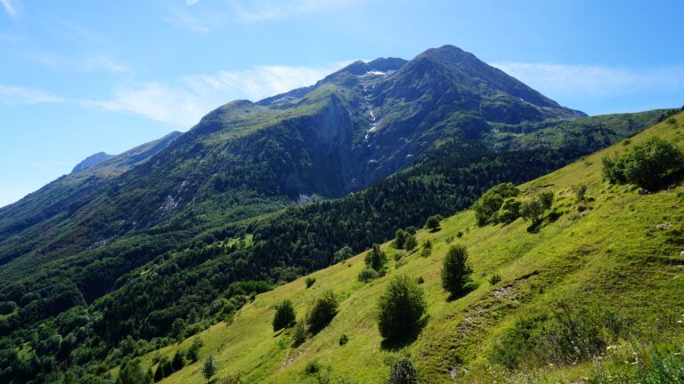 Blick zum Taillefer vom Parkplatz bei La Grenonière