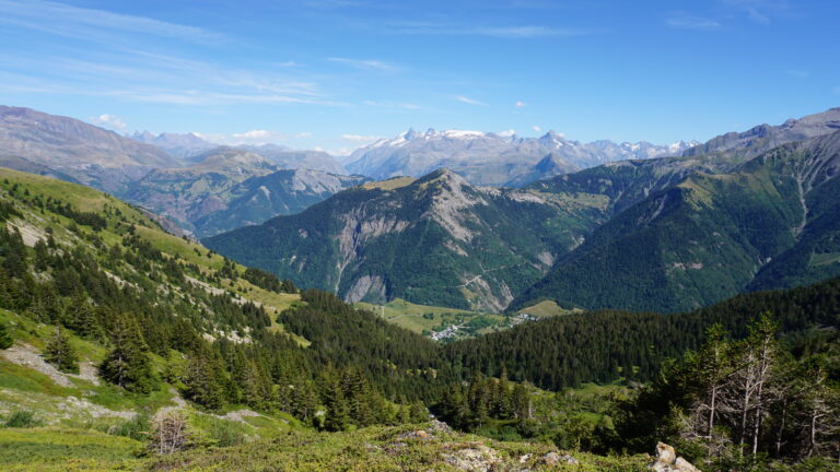 Blick auf die Aiguilles d'Arves, La Meije und Barre des Écrins