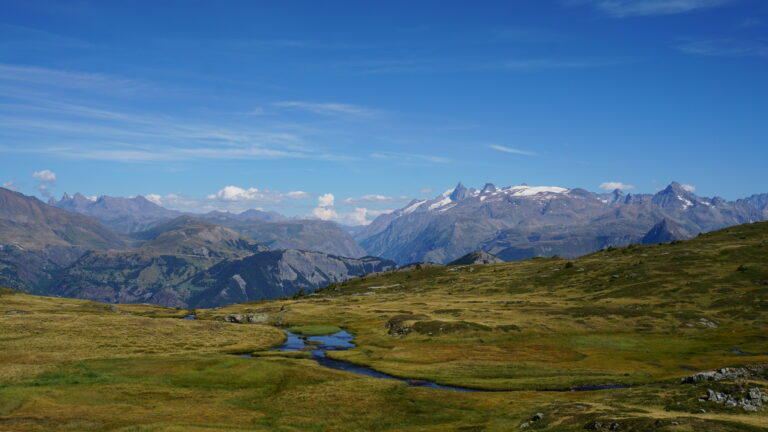Auf dem Plateau des Lacs angekommen. Eine schöne Mischung aus Seen, Moor und Flusslandschaft.