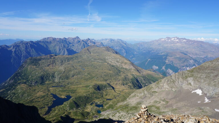 Tiefblick zum Plateau des Lacs. Am Horizont der Mont Blanc.