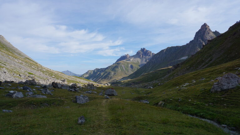 Ein undeutlicher Pfad führt entlang des Ponsonnière-Flüsschens zum Col de la Ponsonnière.