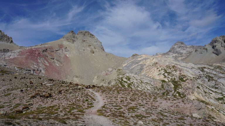 Interessante Felsfarben auf dem Weg zum Col Termier