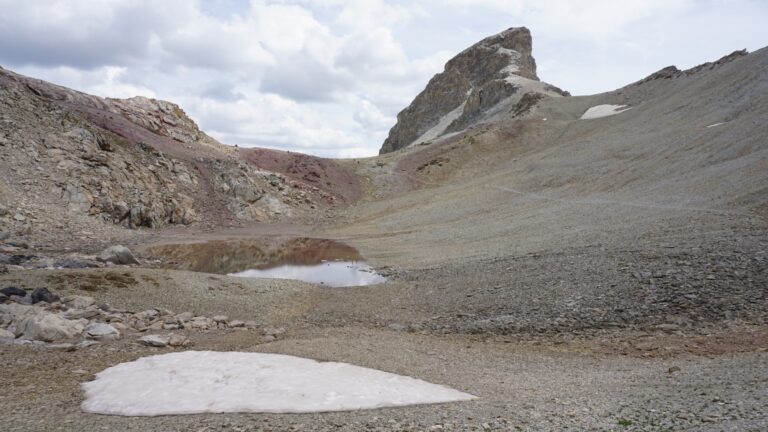Auf dem Pfad im Hang oberhalb des Sees geht's zurück zum Col Termier