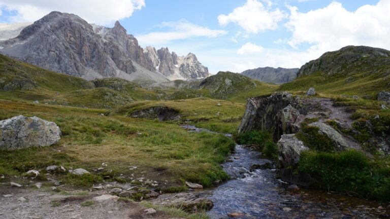 Der Wanderweg vom Lac des Cerces nach Les Mottets führt durch eine schöne wilde Landschaft.