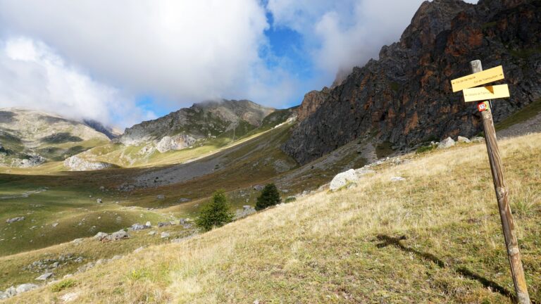 Am nächsten Wegweiser weiter geradeaus Richtung Col de Val Haute.