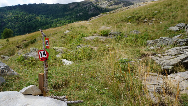 Hier verlässt man den Weg: Ohne Spur geht es hinauf zum Col de Val Haute.