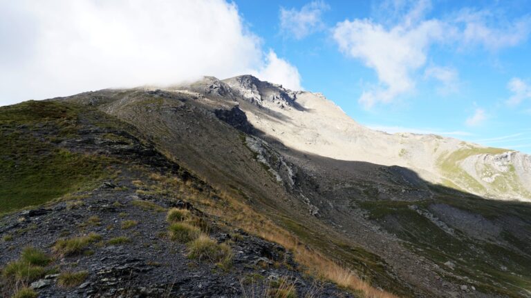 Auf dem Col de Val Haute angekommen, Blick auf den Crête de Rougnoux
