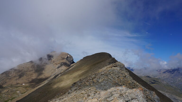Blick vom Crête de Rougnoux zum Gipfel (mit Wolke). Die erste Erhebung ist der höchste Punkt der Crête de Rougnoux.