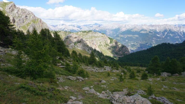 Oberhalb der Cabane de l'Eyssaumaure trifft man wieder auf Wegspuren.