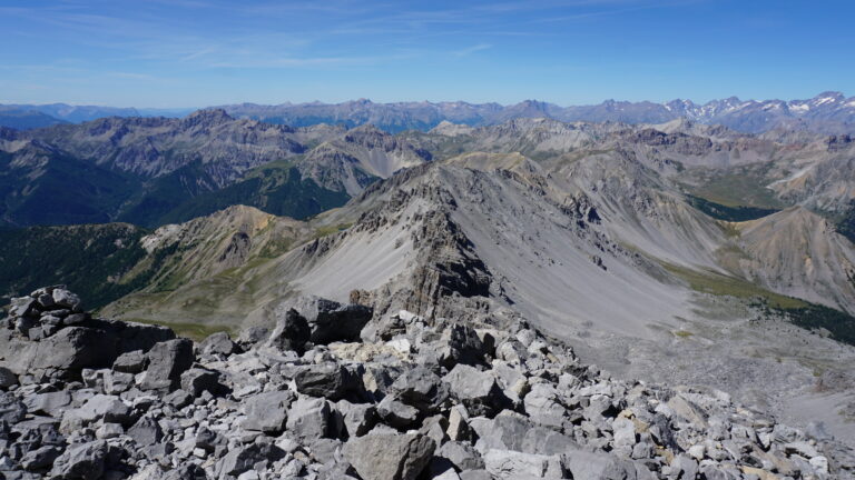 Rückblick Richtung Col des Portes. Steinhaufen leiten den Weg durch das Blockgelände.