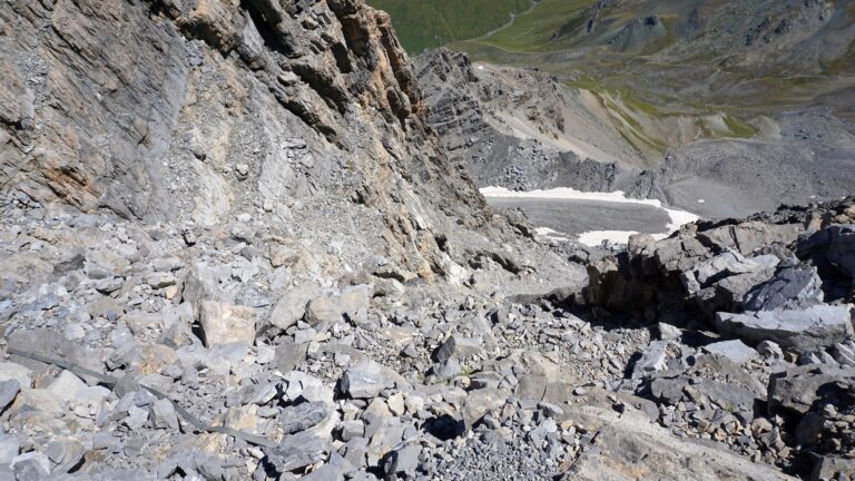 Blick in die Aufstiegs-/Abstiegsrinne vom Nebengipfel