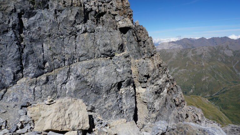 Links das Fixseil (Kletterei III), rechts die einfachere Umgehungsvariante (II). Das Couloir ist mit grossen Felsblöcken gefüllt und deutlich einfacher hochzukraxeln, als es auf dem Foto aussieht.