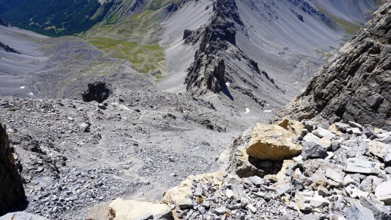 Abstieg zum Col des Portes durch den steilen Schutthang