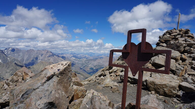 Gipfelkreuz mit Herz