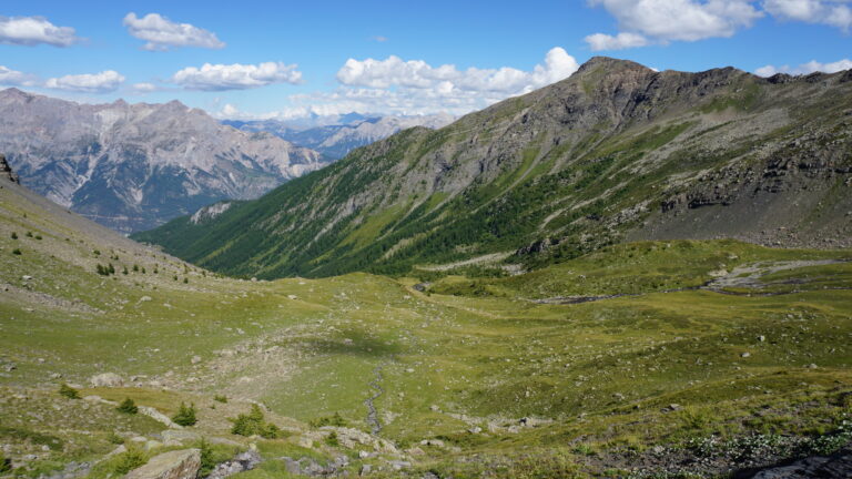 Blick ins Tal, durch das der Auf-/Abstieg verläuft