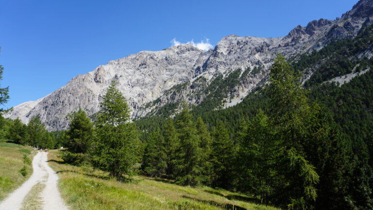 Die Wanderung beginnt als einfacher Spazierweg entlang des Rio Secco.