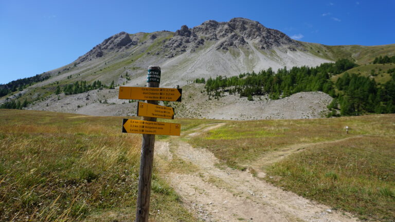 Wegweiser auf dem Plateau des Baïsses