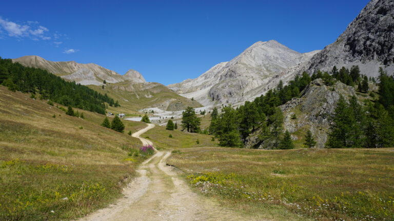 Weg zum Skilift Rocher Rouge, dort endet der Fahrweg.