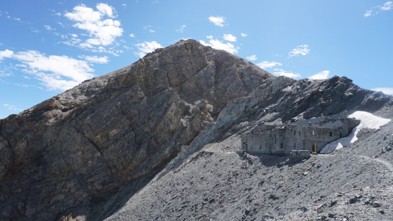Überreste des Fort du Mont Chaberton unterhalb des Gipfels
