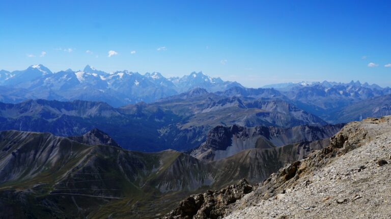 Blick zum vergletscherten Écrins-Massiv und den zackigen Aiguilles d'Arves