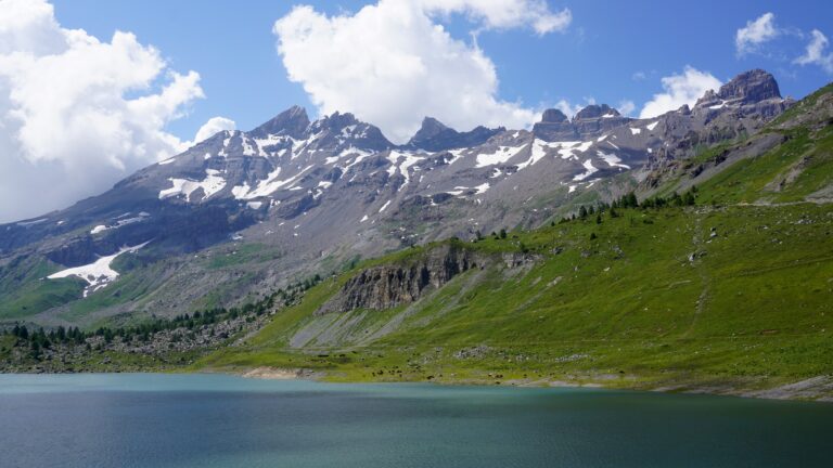 Blick über den Lac de Salanfe zu den Dents du Midi