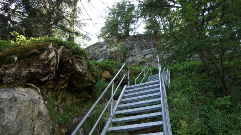 Treppen beim Aufstieg zur Auberge de Salanfe