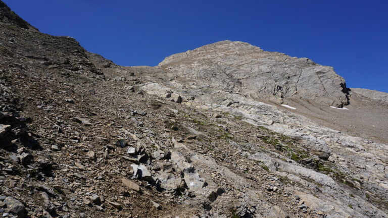 Eine Spur führt durch den Schutt zum Col de la Rochère.