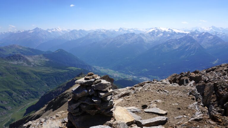 Gipfelblick Richtung Aostatal. Am Horizont der vergletscherte Gran Paradiso.