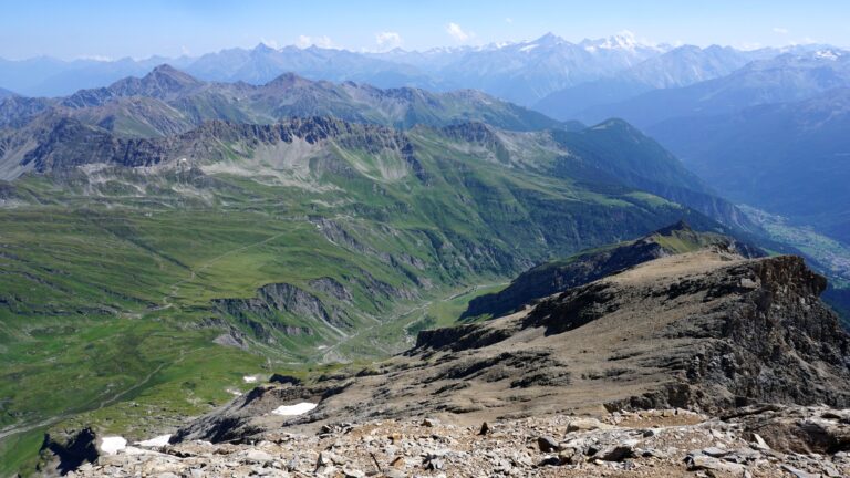 Blick Richtung Petit Rochère. Links das Vallon de Planaval, rechts das Aostatal.