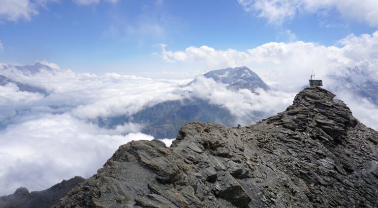 Wetterstation auf dem Nebengipfel. Der Lac du Mont Cenis liegt heute leider unter einer dicken Wolkendecke.