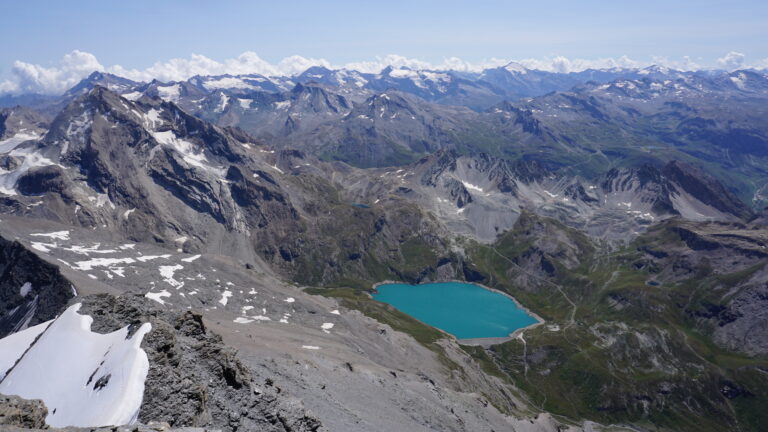Blick auf den Lac de la Sassière und den Ausgangspunkt der Tour