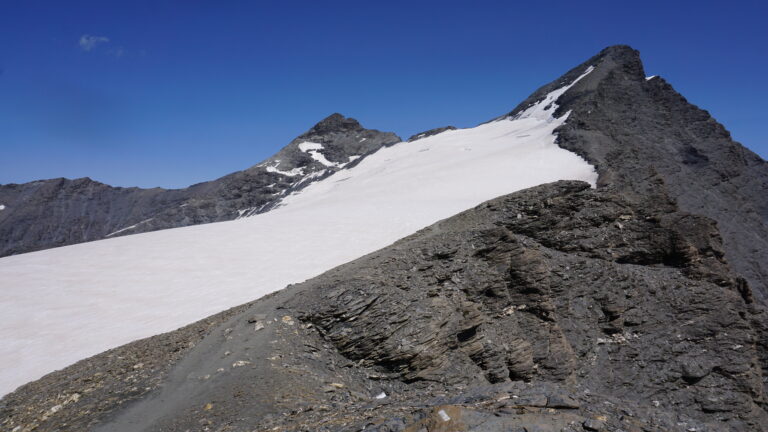 Die Nordwestflanke der Aiguille de la Grande Sassière ist von einem großen Gletscher bedeckt.