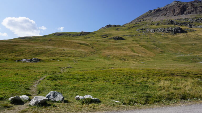 Beginn des Wanderwegs am Parkplatz Le Saut