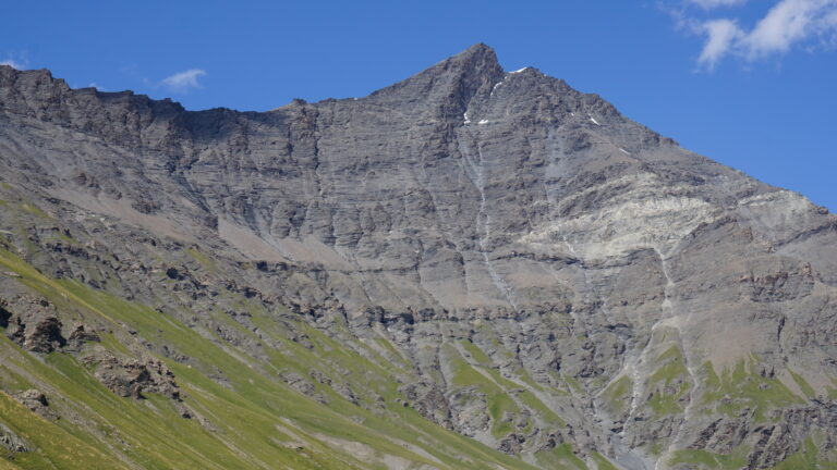 Blick auf die beeindruckende Südflanke der Aiguille de la Grande Sassière Ziel vom Parkplatz