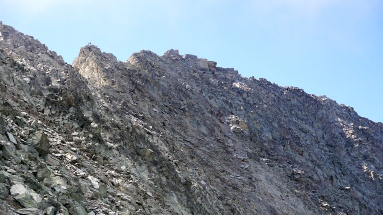 Blick zu einer Seilschaft auf dem Südostgrat vom Pass neben dem Grand Roc