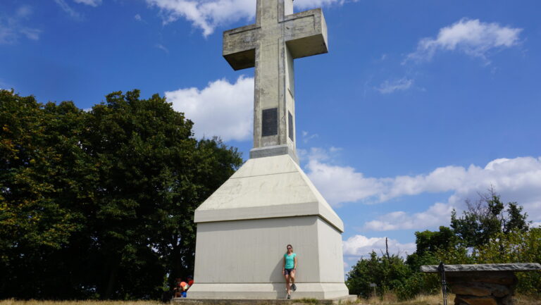 Das 15 m hohe Gipfelkreuz