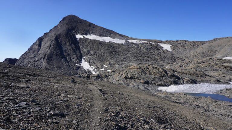 Auf der Karte führt der Weg noch über Gletscher, tatsächlich nun über Geröll.