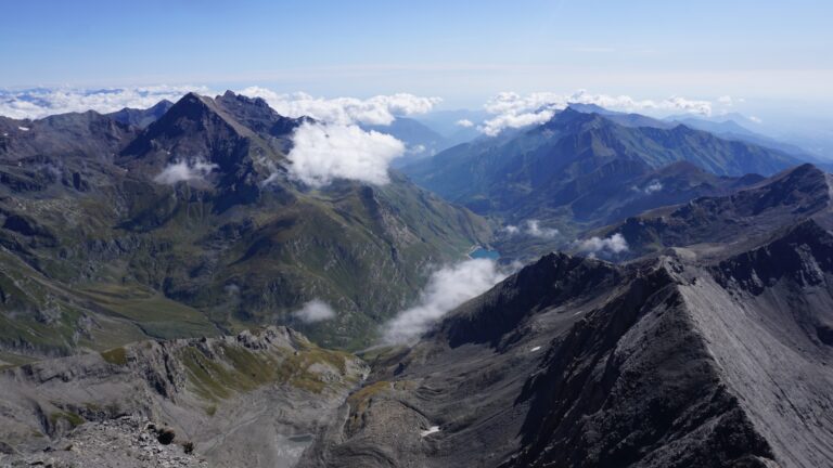Blick auf das Valle di Viù mit dem Lago di Malciaussia
