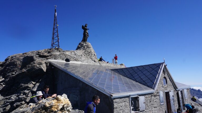 Auf dem Gipfel befindet sich die höchstgelegene Kapelle der Alpen.