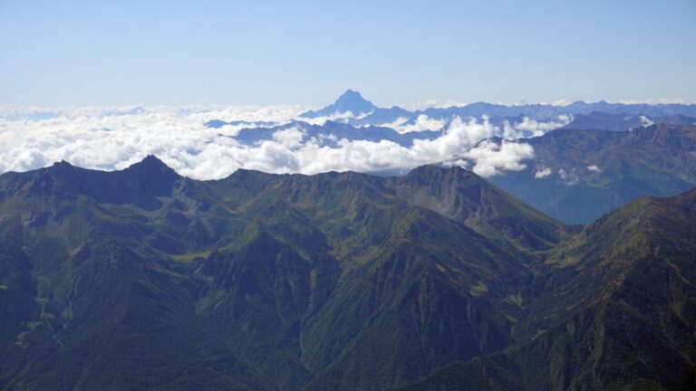 Blick über die Südflanke zum Rifugio La Riposa, darunter das Val di Susa und der Monte Viso am Horizont