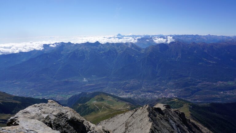 Blick über die Südflanke zum Rifugio La Riposa, darunter das Val di Susa und der Monte Viso am Horizont