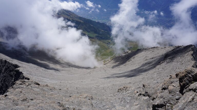 Blick in die steile Südostflanke. Rechts am Gratrand verläuft der Normalweg vom Rifugio Ca'd'Asti.