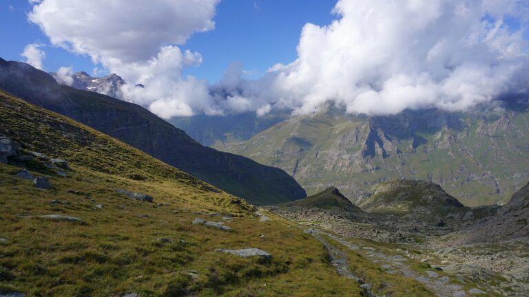 Abstieg vom Colle Croce di Ferro über den Plattenweg nach Malciaussia